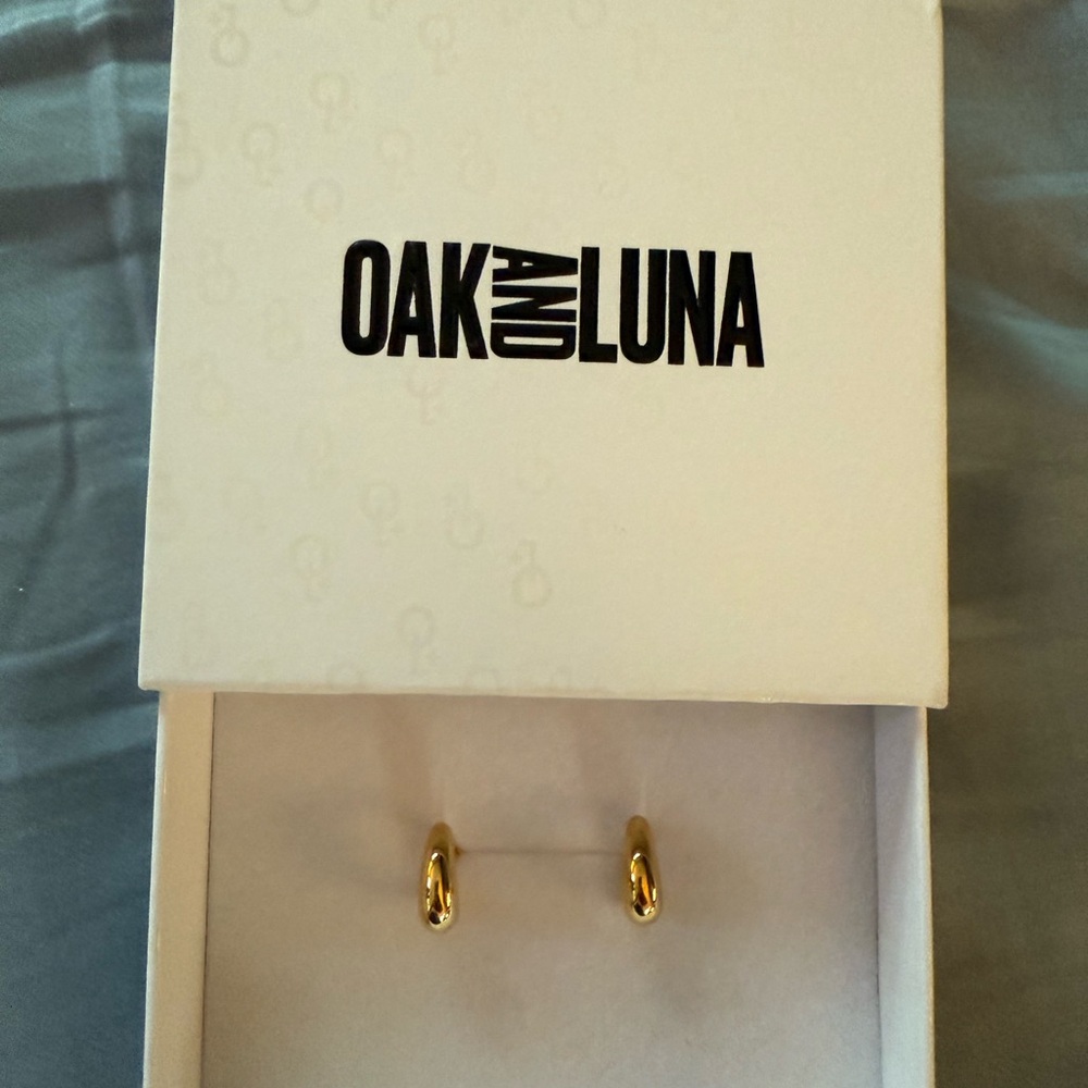Oak and Luna Brand New Small Gold Hoops - Picture 2 of 3